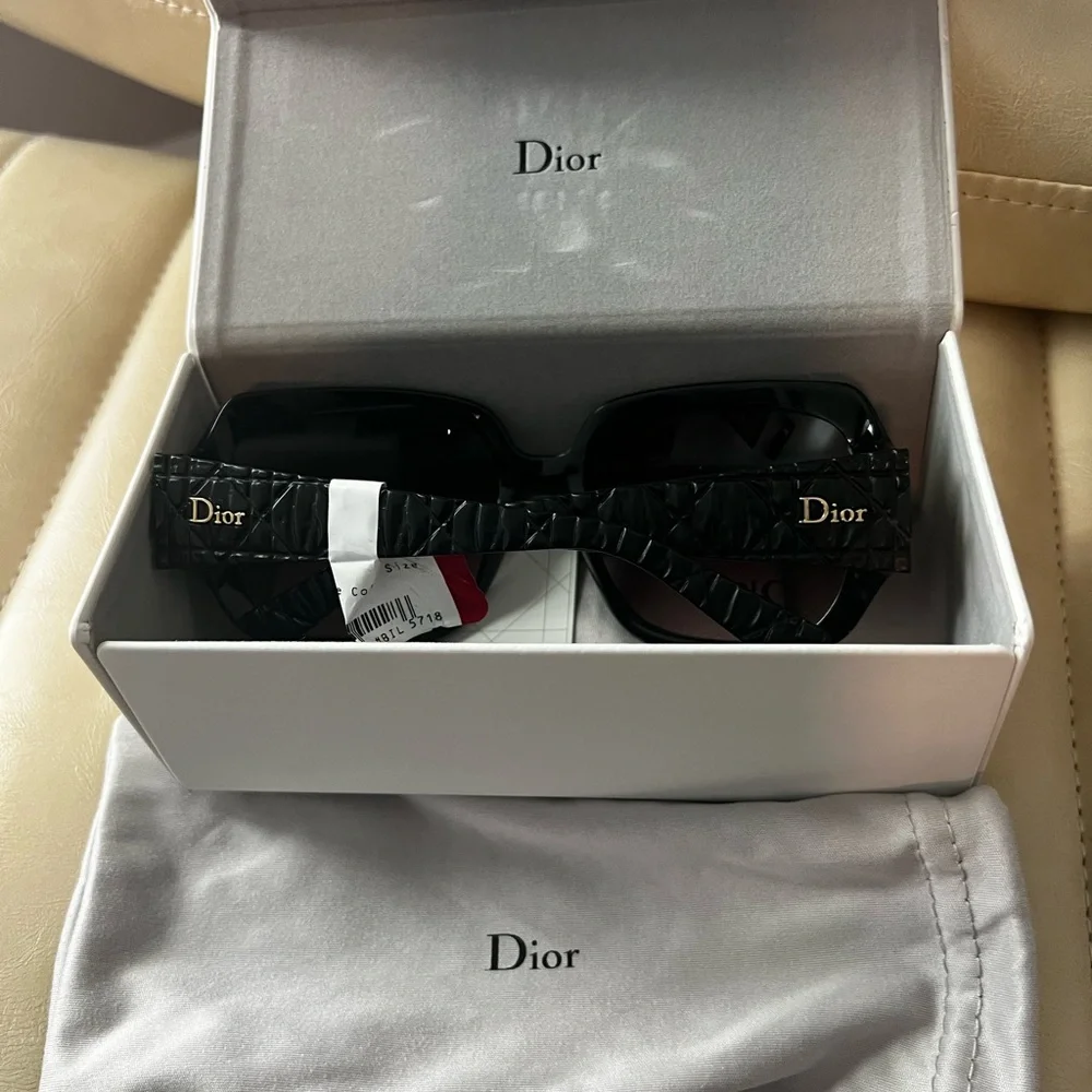 Dior Elegant Black Women's Sunglasses - Picture 2 of 5